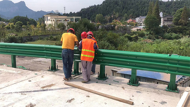 海北高速公路护栏板的维护确保道路安全的关键环节